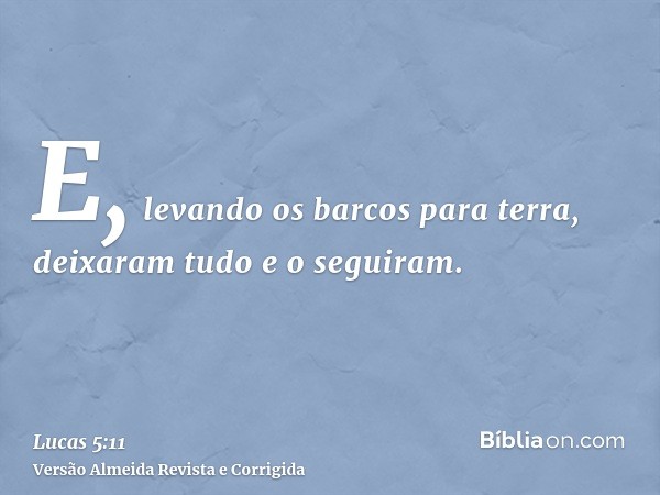 E, levando os barcos para terra, deixaram tudo e o seguiram.