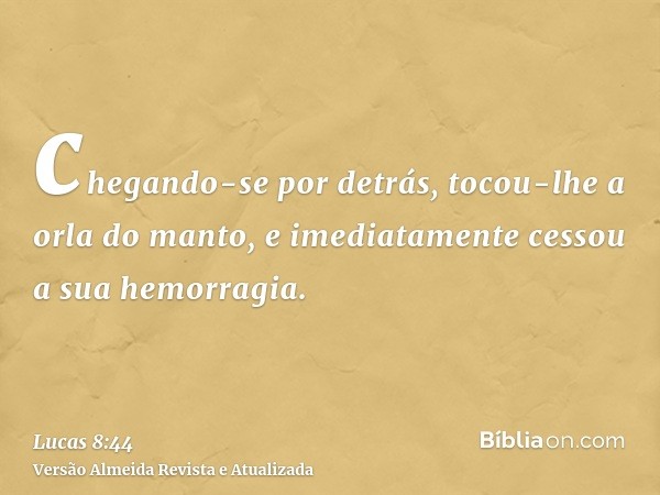 chegando-se por detrás, tocou-lhe a orla do manto, e imediatamente cessou a sua hemorragia.