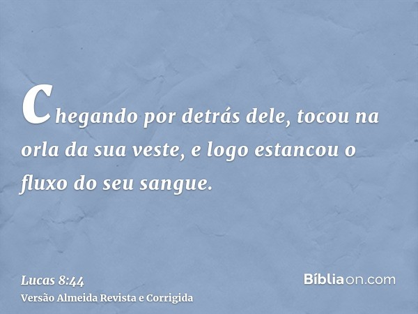 chegando por detrás dele, tocou na orla da sua veste, e logo estancou o fluxo do seu sangue.