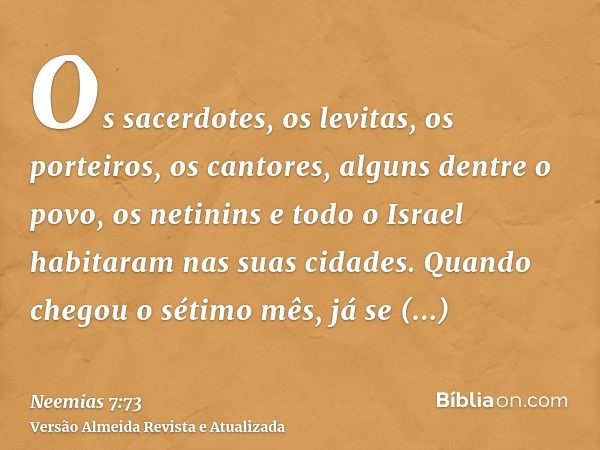 Os sacerdotes, os levitas, os porteiros, os cantores, alguns dentre o povo, os netinins e todo o Israel habitaram nas suas cidades. Quando chegou o sétimo mês, 