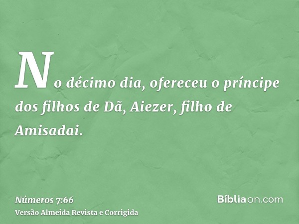 No décimo dia, ofereceu o príncipe dos filhos de Dã, Aiezer, filho de Amisadai.