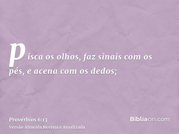 pisca os olhos, faz sinais com os pés, e acena com os dedos;