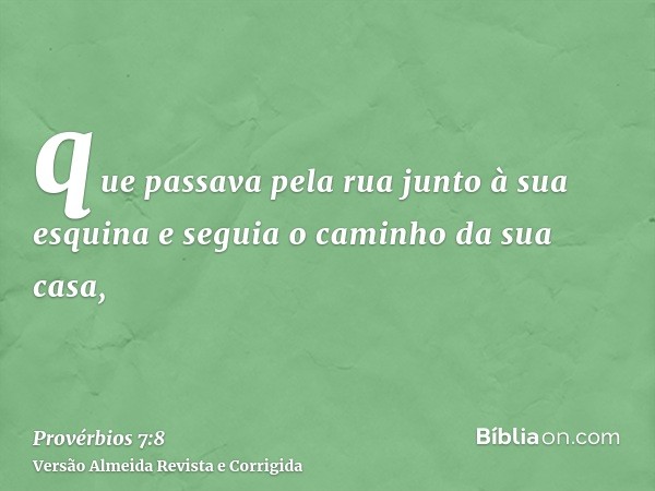que passava pela rua junto à sua esquina e seguia o caminho da sua casa,