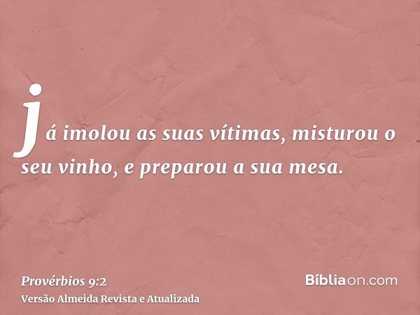 já imolou as suas vítimas, misturou o seu vinho, e preparou a sua mesa.