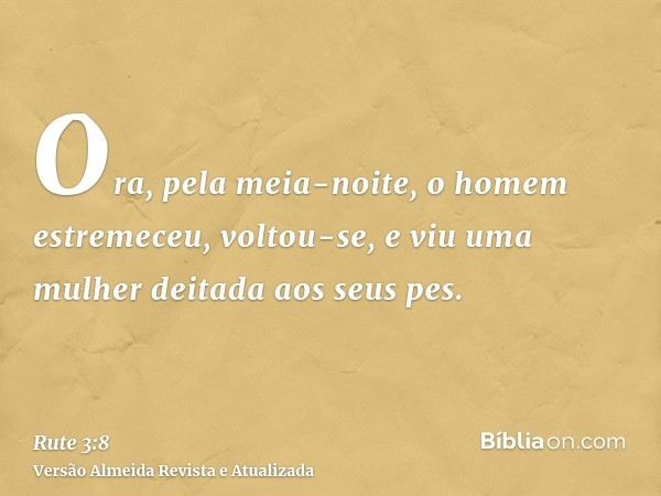 Ora, pela meia-noite, o homem estremeceu, voltou-se, e viu uma mulher deitada aos seus pes.