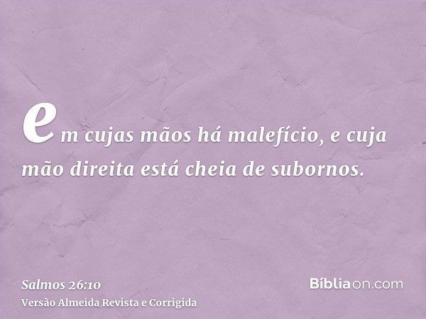 em cujas mãos há malefício, e cuja mão direita está cheia de subornos.
