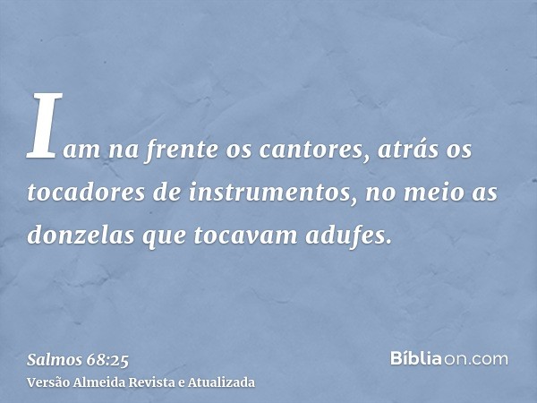 Iam na frente os cantores, atrás os tocadores de instrumentos, no meio as donzelas que tocavam adufes.